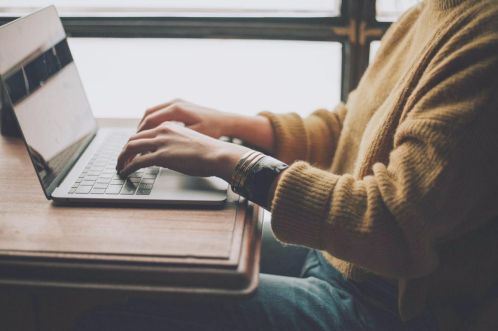 Arbeitsplatz mit Notizbuch und Finanzplanungsunterlagen